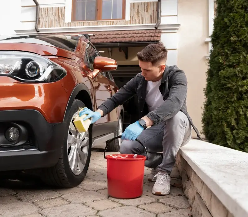 Lavage auto à domicile Sainte-Marguerite-sur-Duclair : professionnel intervenant sur un véhicule